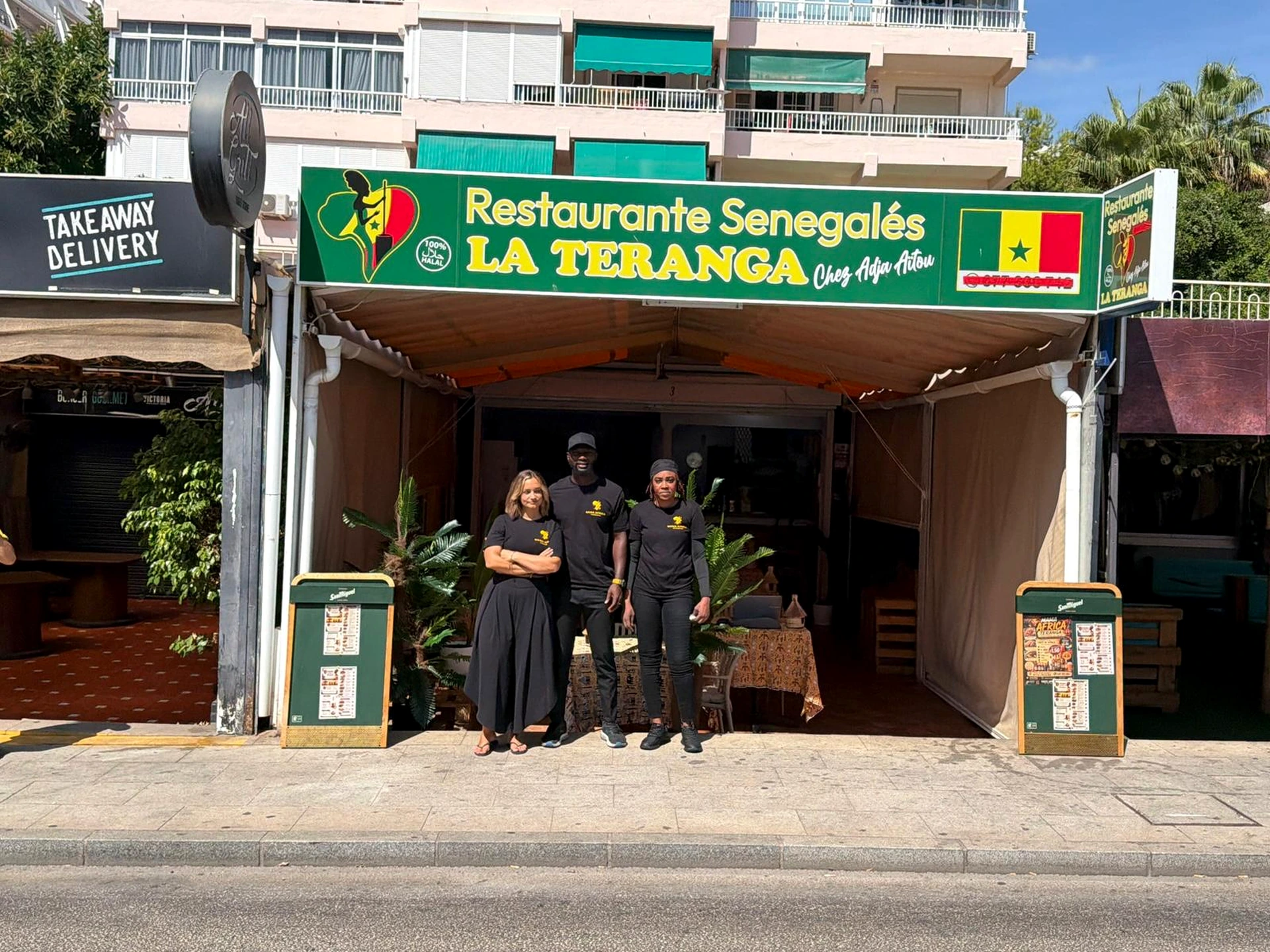 Equipo de Mama Africa La Teranga frente al restaurante
